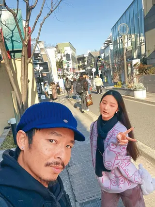 藍波（左）小女兒咩咩（右）愛跳舞，不只遺傳他的舞蹈細胞，父女感情融洽，經常一起出國旅遊。（翻攝自藍波老師臉書）