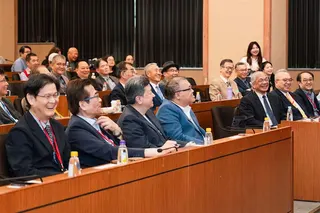 財信傳媒董事長謝金河分析精闢又不失幽默，世新大學師長與傑出校友們反應熱烈。（圖／世新大學提供）