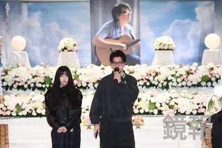 袁惟仁百日，袁融透露至今好像生活還沒恢復常軌，右為袁惟仁兒子袁義。林煒凱攝