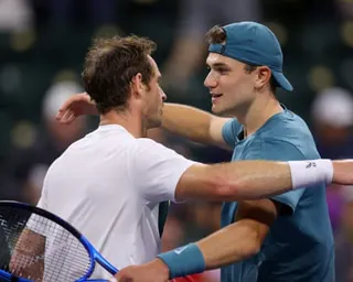 Jack Draper hugs Andy Murray after beating him in their match at Indian Wells in 2023