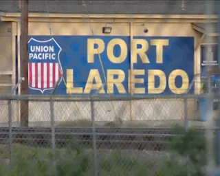 a large sign that says port laredo