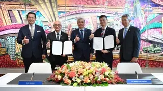 国油执行副总裁兼天然气与海事业务首席执行员拿督阿迪夫（中）在签署仪式上与一众高层合影。左起为马国际船务公司总裁兼首席执行员扎希奥斯曼、天然气资产与解决方案副总裁哈兹林哈山、国油液化天然气公司首席执行员依兹兰拿哈迪尔，以及液化天然气行销与贸易副总裁沙山赛里。
