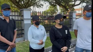 金英（左2）与家人周二一早到东甲推事庭聆讯。（图取自《大都会日报》）