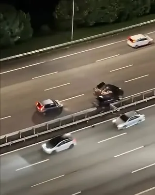 已签发//大道3车连环撞车祸无人受伤·警逮捕一司机助查