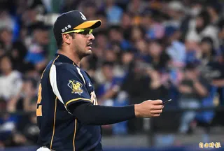 羅戈拾獲PitchCom後交給富邦。(記者林正堃攝)