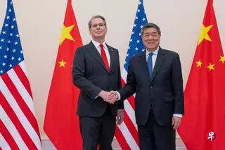 中国副总理何立峰（右）和美国财政部长贝森特今年3月16日在法国巴黎举行会晤。 （路透社）