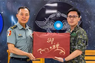 副部長鍾樹明代表國防部長顧立雄慰問部隊，並致贈禮盒。（軍聞社提供）