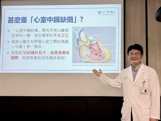 奇美醫院兒科部兒童心臟科主任陳俊宇提醒，若發現孩子出現心雜音、暈厥、容易呼吸喘、...