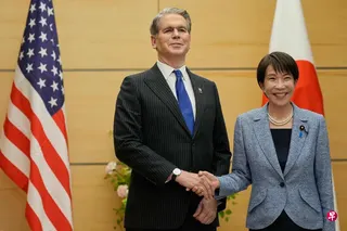美国财长贝森特（左）在总统特朗普访华前夕，先行访问东京。日本首相高市早苗星期二（5月12日）在官邸与他会晤。 （法新社）