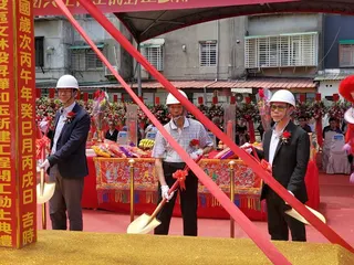位於台北市石牌黃金區段的「昇樺知玉」舉行開工典禮，由總經理谷念勝捻香祝禱後，隨即進行動土。徐筱嵐攝