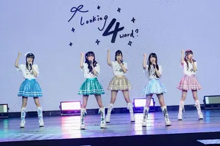 TPE48四期生演唱〈隔壁的香蕉〉，送台下粉絲人手一根香蕉。（好言娛樂提供）