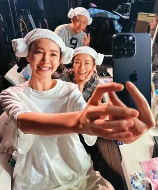 錢人豪（後）與尹馨中因拍攝《鬼們之蝴蝶大廈》《孔雀魚》而傳出緋聞，片場可見兩人感情甚好。翻攝FB＠尹馨