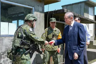 李棟樑前往哨所慰問執勤官兵。（青年日報提供）