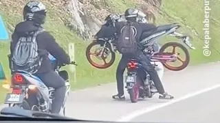 视频| 摩托载摩托？乘客横抱摩托车骑行引侧目