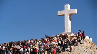 Religious pilgrims climb to the top of Mount Cristo Rey in 1999.