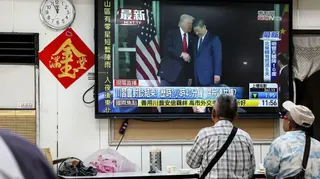 2025 年 10 月 30 日，台北民眾收看新聞節目，畫面顯示美國總統唐納·川普與中國國家主席習近平在南韓會晤。