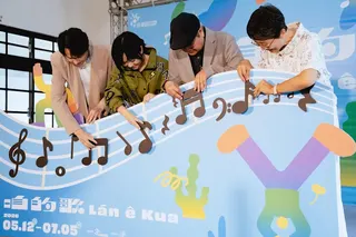 嘉賓們為活動看板譜上音符，宣布徵選活動正式開始。公視台語台提供