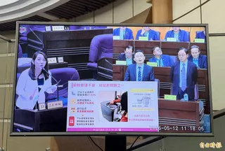 桃園市議員王珮毓(左)針對垃圾隨袋徵收議題提出質詢，市長張善政(右一)、副市長蘇俊賓(右二)接力說明市府對此政策的立場。(記者李容萍攝)