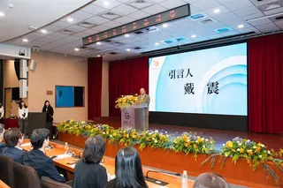 世新知名校友、前寶來證券董事長戴震為謝金河引言。（圖／世新大學提供）