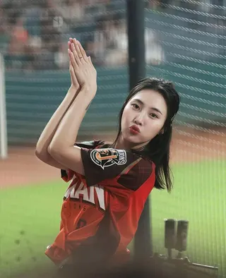 少少曾遇暴力前任，友人透露，幸好現任男友對她照顧有加。翻攝IG＠jane.duu.88