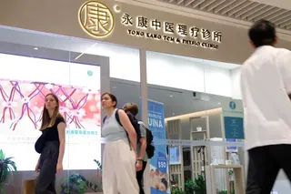 永康中医（Yong Kang TCM Clinic）业务发展主任（加盟与合作关系）罗震远认为，生产力提升计划（Productivity Solutions Grant ，简称PSG）下的补助明显减轻了初期投资的部分负担，让公司更有信心地展开测试和部署。（郑一鸣摄）