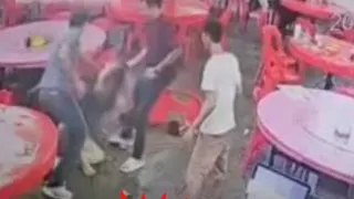 甲洞肉骨茶餐馆醉汉打人案 | 警完成调查报告 预料最快明天提控3嫌犯