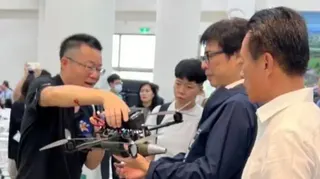 雷虎科技總經理蘇聖傑（圖左）向嘉義縣長翁章梁（圖右）及高雄市長陳其邁（圖中）介紹自殺攻擊無人機