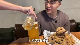 啤酒消泡後店家拿另外一杯來補滿。（翻攝自吃貨豪豪YouTube）