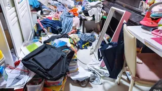 妈妈顾小孩时只看手机还在家里囤积物品 法官下令交出抚养权