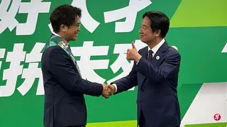民进党星期三（13日）召开选对会，确定征召立委沈伯洋参选台北市长，兼任民进党主席的台湾总统赖清德主持提名记者会，正式提名立委沈伯洋代表民进党参选。图为赖清德为沈伯洋披挂竞选背带后握手致意。 （缪宗翰摄）