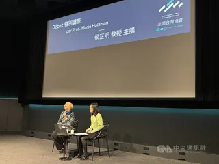法國台灣協會12日晚間舉辦國片「大濛」特映會。漢學家侯芷明（左）在映後座談中說，台灣走向民主的歷程令人讚嘆。中央社記者曾依璇巴黎攝　115年5月13日