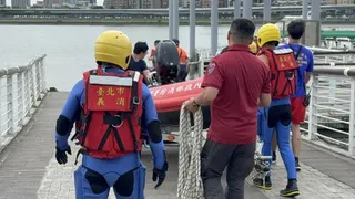 24歲李姓文化大學男學生為了救人，跳水後失聯至今，雙北消防派49人第二天搜救，搜...