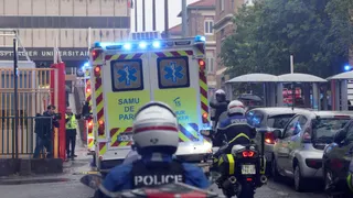 Des ambulances transportant les passagers français rapatriés du MV Hondius arrivent à l'hôpital Bichat à Paris, dimanche 10 mai