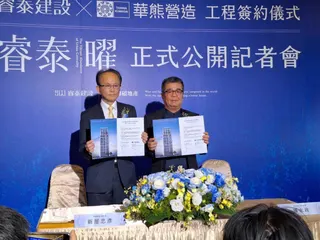 睿泰建設執行董事羅永政(右)與華熊營造董事長新屋忠彥(左)代表雙方完成工程簽約儀式。（圖／林榮芳攝）