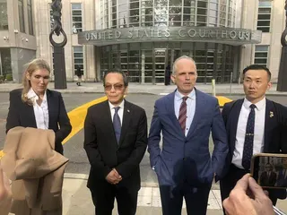 陪審團做出裁決後，盧建旺及其辯護團隊在紐約東區聯邦法院外接受記者採訪。(記者胡聲...