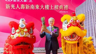 台新新光金控董事長吳東亮12日手持鳳梨，祝福新南東大樓工程順利。（新光人壽提供）