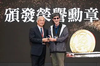 今年榮獲國家文藝獎的導演虞戡平（右）親自出席世新大學傑出校友授章典禮。（圖／世新大學提供）