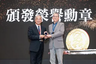世新大學校長陳清河（左）頒發傑出校友榮譽勳章予世新大學校友會總會理事長林俊杰。（圖／世新大學提供）