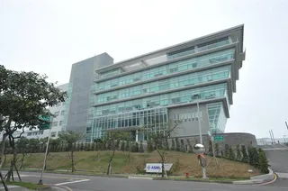 桃園市政府推動8大公辦園區及龍潭科學園區三期擴建，採「政府引領、輔導民間」雙軌策略，積極擴充產業用地供給，預估可帶動逾千億元投資動能。（桃園市經發局提供）