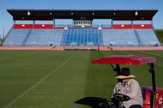 A worker cuts the grass at the Kino Sports Complex, where Iran's national football team Team Melli will train during the 2026 FIFA World Cup, in Tucson, Arizona, on May 7, 2026. In the Strait of Hormuz, US warships menace Iran's oil tankers. In Washington, President Donald Trump threatens nothing less than "complete victory" will suffice. But in Tucson, they're getting ready to welcome the Iranian football team as if nothing were amiss. The city, an oasis of manicured lawns in the Arizona desert