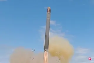 5月12日，俄罗斯试射“萨尔马特”重型液体燃料洲际弹道导弹。 （法新社）