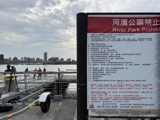 24歲李姓文化大學男學生為了救人，跳水後失聯至今，雙北消防派49人第二天搜救，搜...