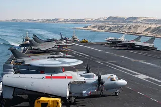 法国海军5月6日发布照片显示，法国海军旗舰航空母舰“戴高乐”号的飞行甲板正穿越苏伊士运河，前往红海南部，为可能恢复霍尔木兹海峡航行的任务进行预先部署。（图取自法国海军/法新社）