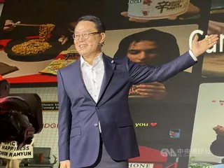 韓國知名泡麵「辛拉麵」迎來上市40週年，13日在首爾舉辦記者會，農心代表理事趙鏞喆（圖）表示，未來希望能成為全球餐飲風格的引領者，目標海外銷售額占比擴大至60%以上。中央社記者楊啟芳首爾攝　115年5月13日