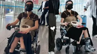 陳妍希坐著電動輪椅現身機場。(取材自微博)