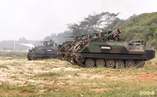 金防部實施「太武操演」，金門守備大隊運用各式火砲及戰、甲車，編織交叉火網，對海上敵兩棲步、戰車射擊。(記者吳正庭攝)