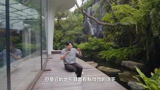 Joeman開場就被宛如森林的生態庭園給吸引住，還可見落差10公尺高的巨型瀑布。（翻攝自Joeman YT頻道）