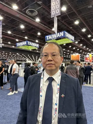 經濟部產業發展署金屬機電產業組副組長盧文燦說明，20多家台灣業者攜手參加在美國底特律舉行的無人機展。中央社記者廖漢原底特律攝　115年5月13日