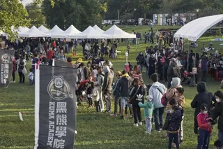 圖為2023年11月黑熊學院在新北市一個公園舉辦親子活動。