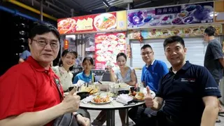 刘轶杰（右）和友人陈兵（左）、席力（右2）前来支持黄奕良。